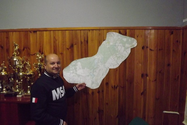 Piotr Floerke pokazuje trasę „Agrolok mtb Maraton Golub-Dobrzyń.”