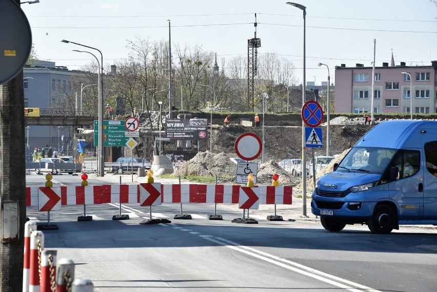 Objazd dla zamkniętego odcinka ul. Oleskiej prowadzi przez...