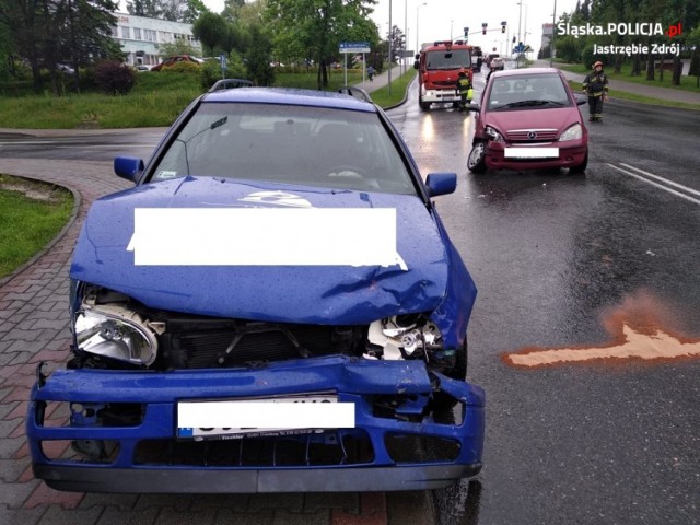 Jastrzębie: zderzyły się trzy samochody. Kobieta prowadząca mercedesa nie ustąpiła pierwszeństwa [ZDJĘCIA]