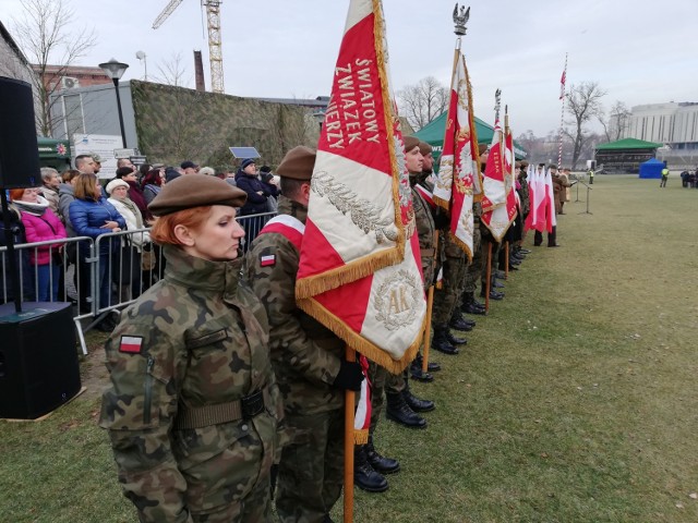 Tak zwani terytorialsi, czyli ochotnicy Wojsk Obrony Terytorialnej złożyli dzisiaj w Bydgoszczy przysięgę na sztandar batalionu dowodzenia Inspektoratu Wsparcia Sił Zbrojnych. Oficjalną część uroczystości zakończyła defilada pododdziałów 8 Kujawsko-Pomorskiej Brygady Obrony Terytorialnej.

Na Wyspie Młyńskiej, gdzie ponad 120 ochotników złożyło przysięgę, trwa festyn rodzinny z atrakcjami przygotowanymi dla dzieci i młodzieży. Odbywa się też prezentacja sprzętu wojskowego, pojazdów będących na wyposażeniu kujawsko-pomorskiej brygady, jak również innych jednostek wojskowych oraz służb mundurowych z całego województwa. 

Składający przysięgę żołnierze zostali powołani do służby 17 listopada i zasilą nowo formowany 81 batalion lekkiej piechoty w Toruniu podlegający pod 8 Kujawsko-Pomorską Brygadę Obrony Terytorialnej.

- Decyzją dowództwa, w Toruniu utworzony został jeden z batalionów 8 Kujawsko-Pomorskiej Brygady Obrony Terytorialnej. Na stałe będzie stacjonować tu kilkudziesięciu żołnierzy, a podczas szkoleń i kursów, które przechodzą co miesiąc terytorialsi, będzie to nawet kilkaset osób. Docelowo 8 Kujawsko-Pomorska Brygada Obrony Terytorialnej ma liczyć około 2,5 tys. żołnierzy. Rejon odpowiedzialności kujawsko-pomorskiego batalionu to powiaty: sępoleński, tucholski, świecki, grudziądzki, nakielski, bydgoski, chełmiński, wąbrzeski, brodnicki, toruński, golubsko-dobrzyński, rypiński, lipnowski, aleksandrowski, inowrocławski, żniński, mogileński, radziejowski, włocławski. Cały czas wszyscy chętni do wstąpienia w szeregi WOT mogą starać się o przyjęcie do służby poprzez Wojskowe Komendy Uzupełnień w województwie kujawsko-pomorskim. Do czasu rozpoczęcia formowania kolejnych batalionów w Inowrocławiu i w Grudziądzu, batalion w Toruniu będzie przyjmował ochotników nie tylko z powiatów swojego rejonu odpowiedzialności, ale także całego województwa - mówi por. dr Diana Warchocka, rzecznik prasowy 8 Kujawsko-Pomorskiej Brygady Obrony Terytorialnej.

Wojska Obrony Terytorialnej (WOT) to poza Wojskami Lądowymi, Siłami Powietrznymi, Marynarką Wojenną oraz Wojskami Specjalnymi - piąty rodzaj sił zbrojnych. WOT są formacją powszechną i ochotniczą, która jest budowana na najlepszych, polskich tradycjach niepodległościowych. Każdy w wieku 18-63 lat (w przypadku oficerów i podoficerów) oraz od 18-55 lat (w przypadku szeregowych), kto przejdzie pomyślnie postępowanie kwalifikacyjne, może zostać żołnierzem obrony terytorialnej.  

ZOBACZ. Stop Agresji Drogowej. Odcinek 4


