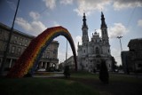 Chór LGBT zaśpiewa na placu Zbawiciela. Obchody Międzynarodowego Dnia Coming Outu pod tęczą