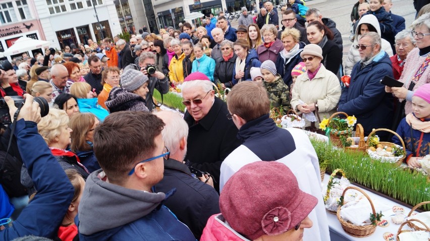 Bydgoszczanie poświęcili pokarmy na Starym Rynku [zdjęcia, wideo]