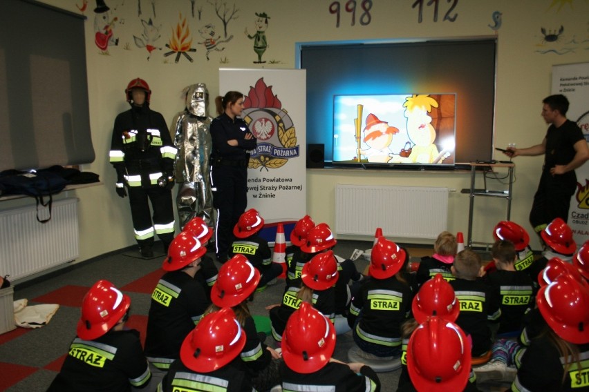 Profilaktyka w sali Ognik w Żninie. Dzieciom z Piechcina o bezpieczeństwie opowiadali strażak i policjantki [zdjęcia]