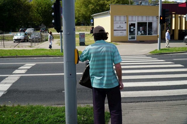 Zarząd Dróg Miejskich w Poznaniu testuje nowe przyciski dla pieszych na przejściu znajdującym się na ulicy Murawa. Przyciski są estetyczne, posiadają wiele funkcjonalności. Jednym z ich atutów jest to, że reagują na dotyk przez materiał.

Przejdź do następnego zdjęcia -------->