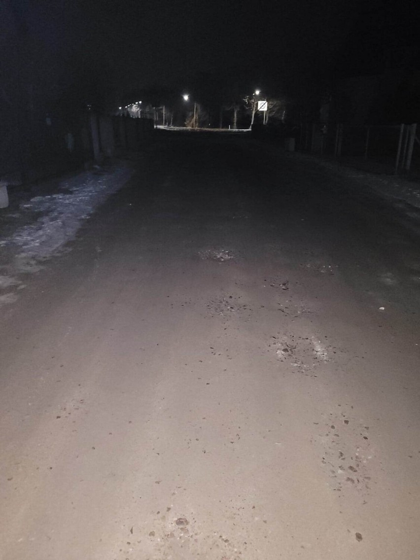 Ciemna droga pełna dziur - mieszkańcy ul. Gajowej w...