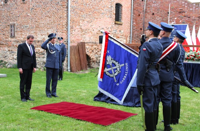 We wtorek (16 maja) na dziedzińcu zamku w Łęczycy odbyło się uroczyste nadanie sztandaru Zakładowi Karnemu w Garbalinie. W wydarzeniu uczestniczył m.in. Piotr Cieplucha - wiceminister sprawiedliwości.