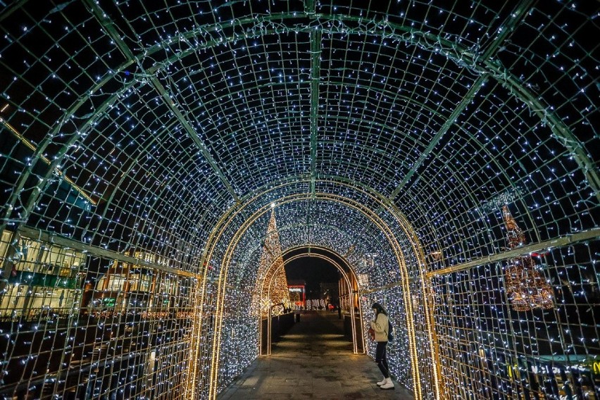 Rozświetlona choinka i iluminacje w Forum Gdańsk! Świąteczna atmosfera w galerii handlowej [zdjęcia]