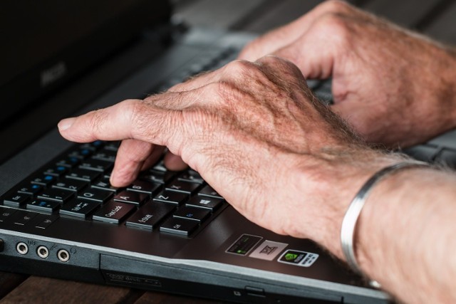 Sytuacja epidemiologiczna sprawiła, że coraz więcej osób robi zakupy w Internecie, w tym także seniorzy. Warto zadbać o to, aby były one bezpieczne. Zakupy w sieci są nie tylko wygodniejsze, ale również bezpieczniejsze dla naszego zdrowia. Z tego też względu należy mieć na uwadze kilka podstawowych zasadach ostrożności. Jak robić zakupy przez Internet?