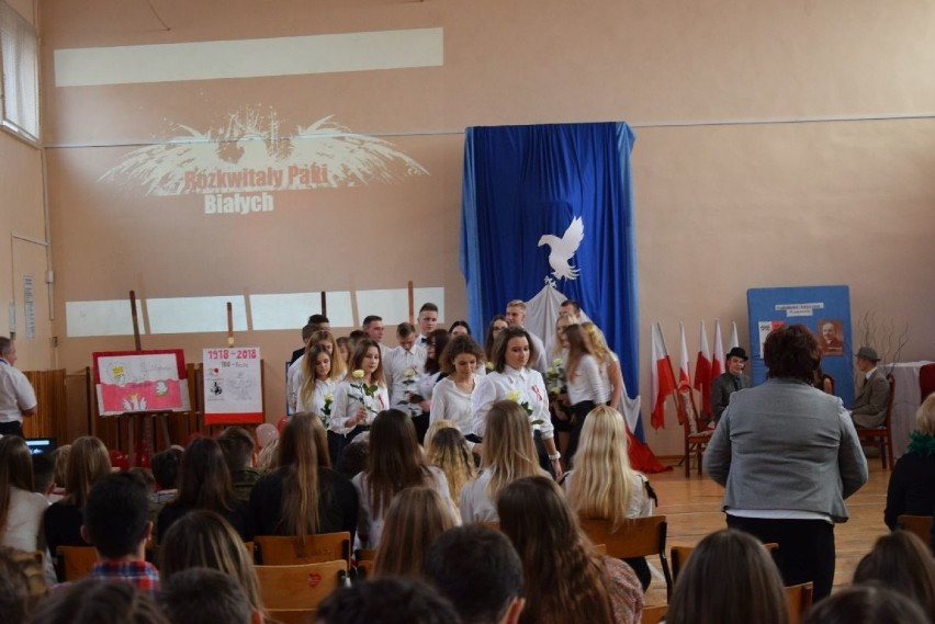 Patriotycznie, radośnie i… słodko obchodzono Święto Niepodległości w Zespole Szkół numer 1 w Ostrowcu