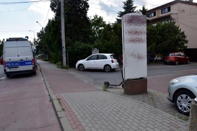 Kobieta, która siedziała za kierownicą nissana, wyjeżdżając z parkingu nie zauważyła, że z prawej strony chodnikiem na hulajnodze elektrycznej jedzie mężczyzna.