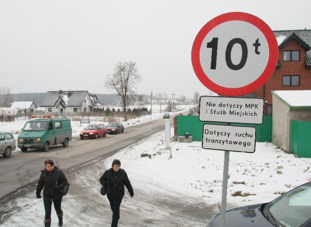 Chociaż tuż przy wjeździe na ulicę Posłowicką stoi znak zakazujący poruszania się pojazdów o masie większej niż 10 ton, to – jak twierdzą mieszkańcy – kierowcy TIR-ów nic sobie z tego nie robią.