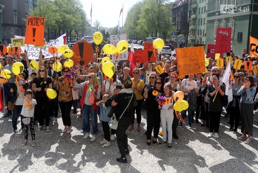 Manifestacja nauczycieli pod Urzędem Miasta w Szczecinie....