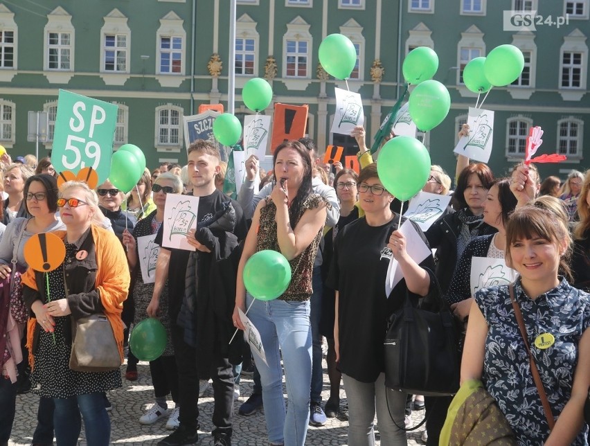 Manifestacja nauczycieli pod Urzędem Miasta w Szczecinie....