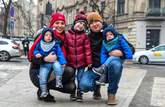 Prawie 9 lat temu - 18 stycznia 2013 r. - u zbiegu ul. Dworcowej i Fredry pan Robert w oryginalny sposób oświadczył się pani Annie. Za pośrednictwem telebimu poprosił ją o rękę. Teraz tworzą już wspaniałą rodzinę. Na zdjęciu razem z synami 4-letnim Arturkiem oraz rocznymi bliźniętami Igorem (na rękach u taty) i Wiktorem.