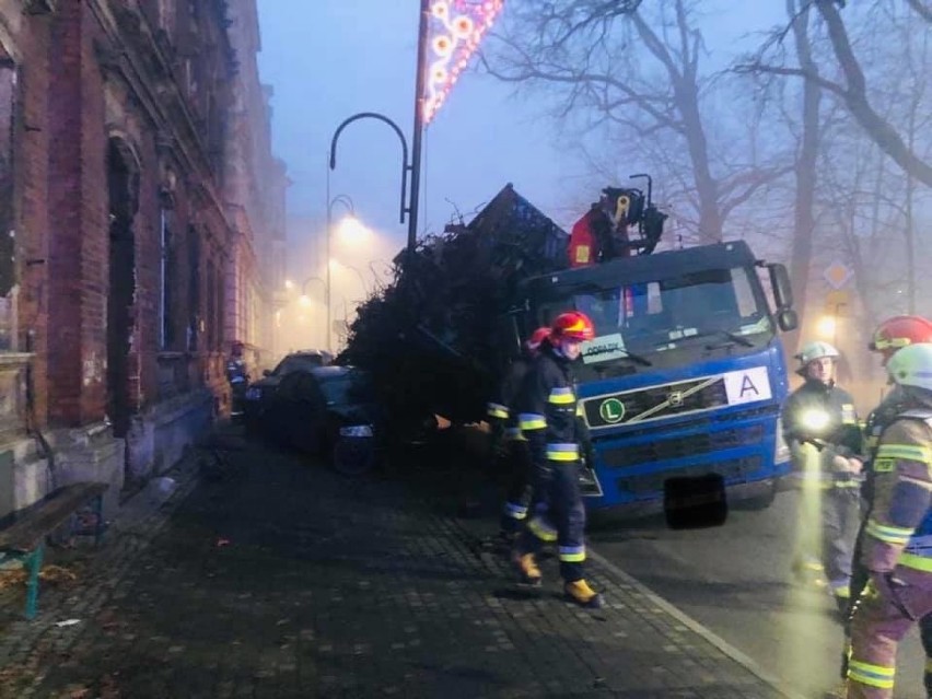 Ciężarówka zmiażdżyła auta osobowe. Groźny wypadek w Kędzierzynie-Koźlu