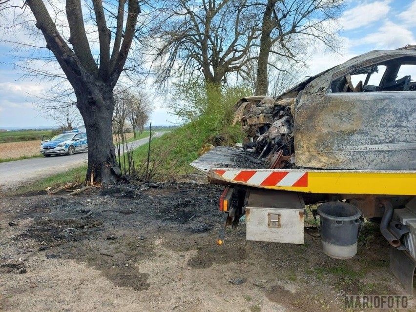 Kierowca stracił panowanie i uderzył w drzewo. Spłonął na miejscu w samochodzie