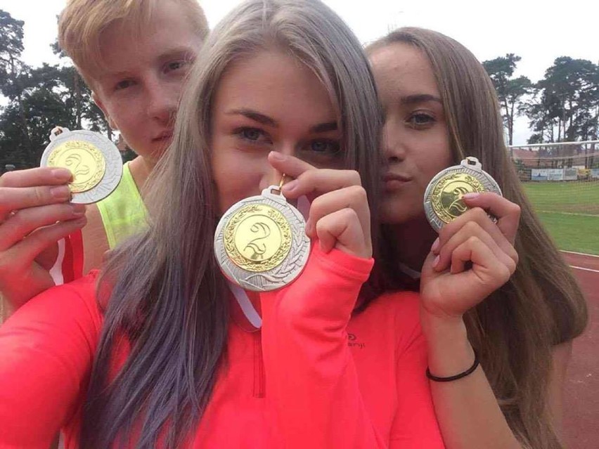 Młodzi lekkoatleci z medalami Mistrzostw Powiatów Województwa Wielkopolskiego