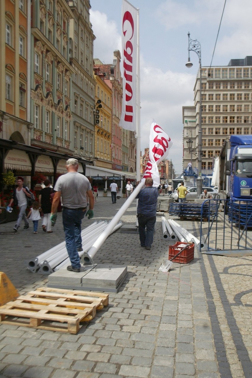 Wrocław: Rozbierają strefę kibica w Rynku (ZDJĘCIA)