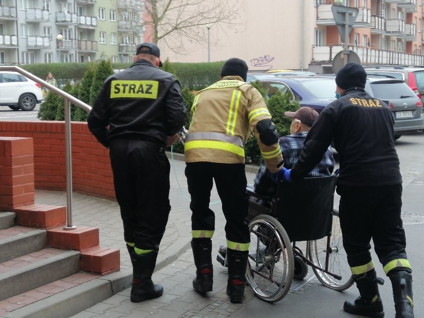 Transport na... drugą stronę ulicy. Strażacy musieli pomóc mieszkańcowi Goleniowa