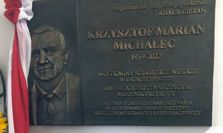 Krzysztof Michalec – zmarły w 2022 r.  wójt gminy Szulborze Wielkie – został upamiętniony tablicą w urzędzie gminy