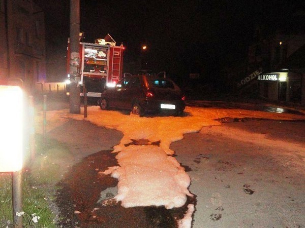 Kolizja na ul. Krakowskiej w Nowym Sączu: ford wypadł z drogi i zniszczył słupki [ZDJĘCIA]