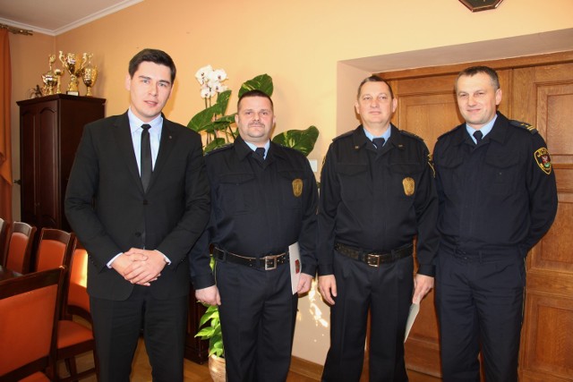 Prezydent Białej Podlaskiej nagrodził strażników miejskich, którzy udaremnili sprzedaż nielegalnych papierosów.