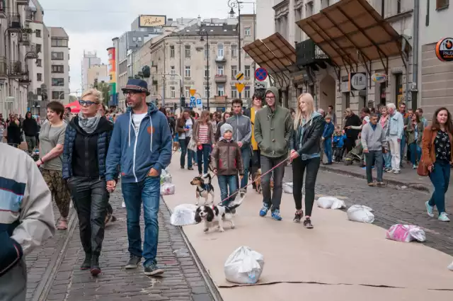 Prawobrzeżna Warszawa to drugie miejsce w stolicy, które trafiło do top 23 najbardziej hipsterskich miejsc na świecie. Praga, niegdyś często uznawana za brudną i niebezpieczną, dziś jest doceniana za tradycję i autentyczność. "Prawie nie zniszczona podczas wojny, pełna jest pięknych, klimatycznych kamienic. W pustostanach i loftach zaczęły powstawać pracownie artystów, a w opuszczonych fabrykach i magazynach - koncertownie i galerie" - pisze Skyscanner.

Portal zwraca też uwagę na kwitnące tam nocne życie: "Niektórzy nie wyobrażają sobie piątkowego wieczoru bez odwiedzenia jednej z klubokawiarni w tej dzielnicy. Mimo różnego charakteru i wystroju, wszystkie hipsterskie miejsca na Pradze łącz wspólne cechy – każdy znajdujący się w nich stół i krzesło pochodzą z innego kompletu, a panujący w nich klimat nie ma w sobie żadnego nadęcia."
