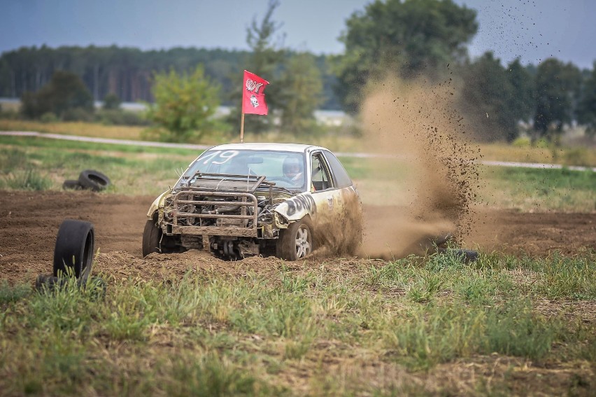 Ryk maszyn, kurz i emocje na Wrak Race Leszno