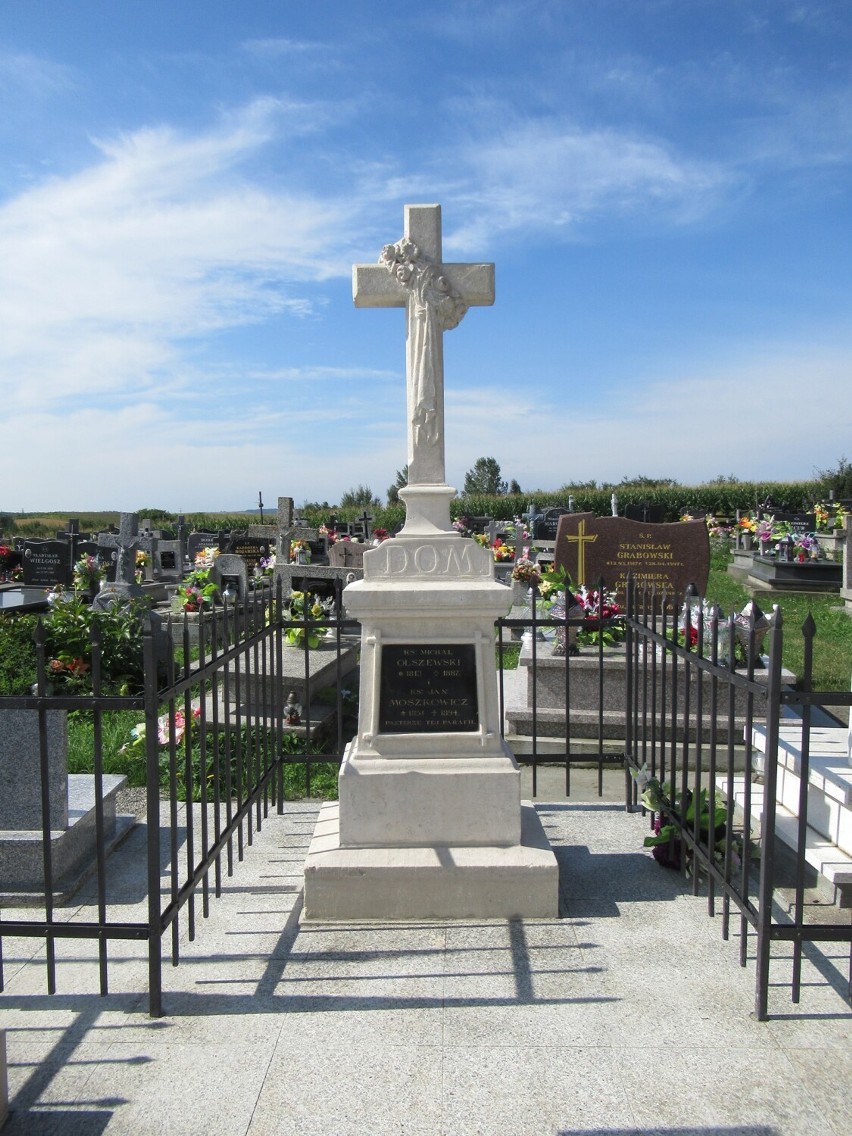 Odrestaurowane zabytkowe pomniki nagrobne na cmentarzu w...