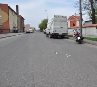 Kłodawa. Samochód potrącił motocyklistę na ulicy Wyszyńskiego [ZDJĘCIA]