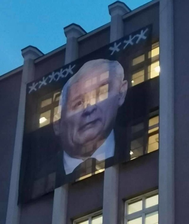 Taki baner zawisł na budynku ZUS przy ul. Dąbrowskiego w Poznaniu.

Kolejne zdjęcie-->