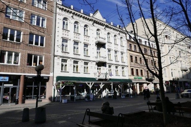 Piękny budynek przy ulicy Chmielnej został wystawiony na sprzedaż.