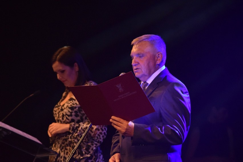 Nagrody Artystyczne Prezydenta Miasta Białegostoku. Bielenia dziękował rodzicom, Kayah oddała nagrodę dla Tęczowego Białegostoku (zdjęcia)