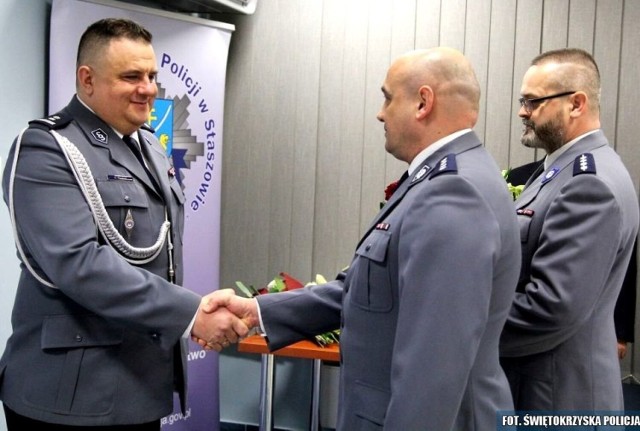Nowy komendant przyjmuje gratulacje od staszowskich policjantów