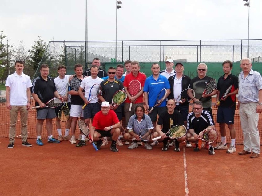 Uczestnicy 15. edycji mistrzostw budowlanych w tenisie...