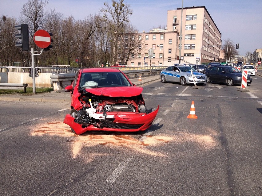 Wypadek na Żeromskiego w Łodzi. Dwie osoby ranne [ZDJĘCIA]
