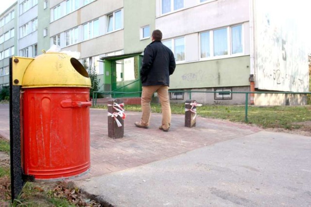 Zamiast schodków uniemożliwiających wjazd samochodów, między ...