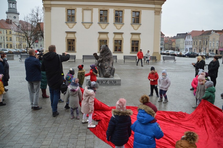 Pomnik niedźwiedzia na rynku w Rawiczu