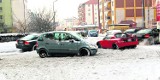 Na krakowskich osiedlach auta grzęzną w śniegu