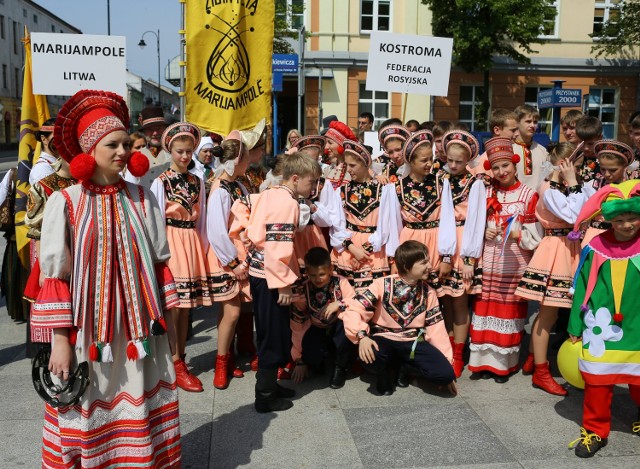 Parada miast artystów z miast partnerskich Piotrkowa