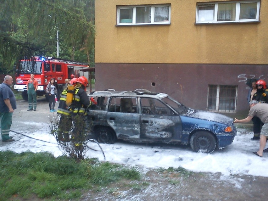 Pożar samochodu w Jaworznie. Jeden na Sulińskiego, drugi na A4
