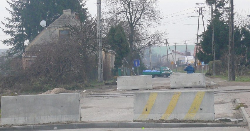 Na dawnym przejeździe na ulicy Mostowej postawiono zapory i...