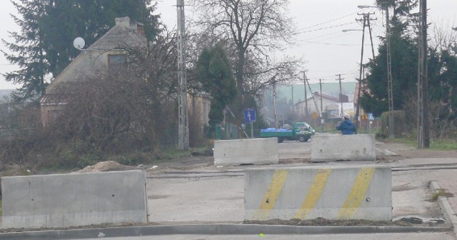 Na dawnym przejeździe na ulicy Mostowej postawiono zapory i zlikwidowano szlabany.