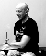 Tragiczna wiadomość z Warszawy. W wypadku drogowym stracił życie pochodzący ze Stargardu znany perkusista Grzegorz Grzyb