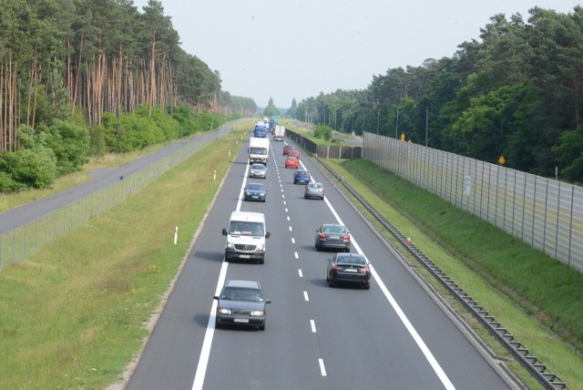 Szybkie wzrosty cen paliw na stacjach sprawiają, że wielu kierowców przeciera oczy ze zdziwienia. Część z nich planuje już z pewnością wakacyjne wyjazdy z rodziną. Ci, którzy mieli zamiar udać się na wczasy samochodem, mogą zacząć kwestionować swoją decyzję. Czy słusznie?