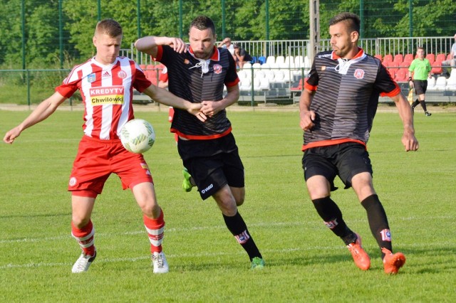 Jakub Snadny (z lewej) za chwilę upadnie w polu karnym. Sędzia nie doszuka się przewinienia rzeszowian, ale także upomni oświęcimskiego napastnika żółtą kartką za próbę wymuszenia "jedenastki".