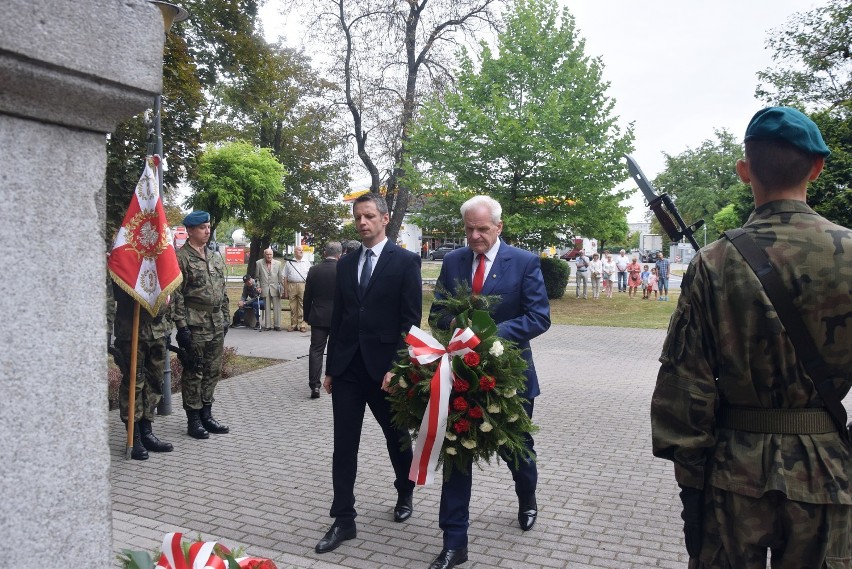 Samorządowcy i mundurowi złożyli kwiaty pod pomnikiem