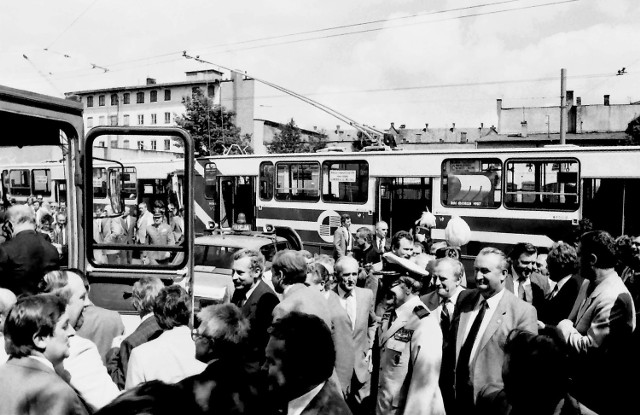 Otwarcie linii trolejbusowej C na skrzyżowaniu ul. Wolności, Staszica i Kopernika 27 czerwca 1987 r., w tle obiekty, które pozostały o dziś jako rudery i pustostany