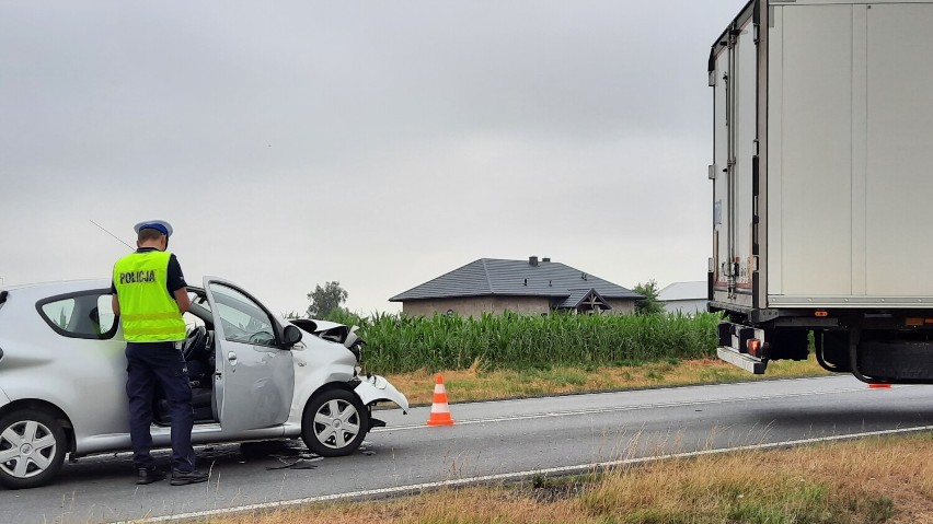 Wypadek w Dębe pod Kaliszem. Kierująca toyotą uderzyła w...