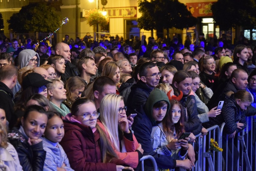 Tłum wypełnia skierniewicki Rynek na wieczornych koncertach